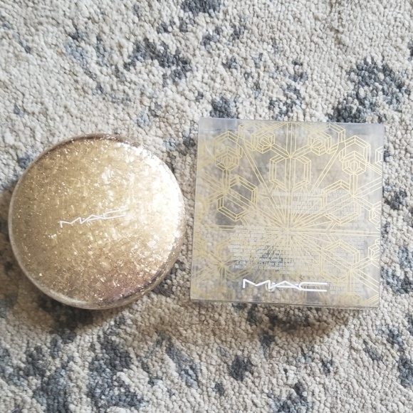 MAC Cosmetics "Here Comes Joy" Face Powder - Picture 3 of 3